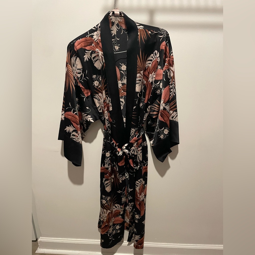 Victoria Secret Beautiful Robe - Picture 2 of 2